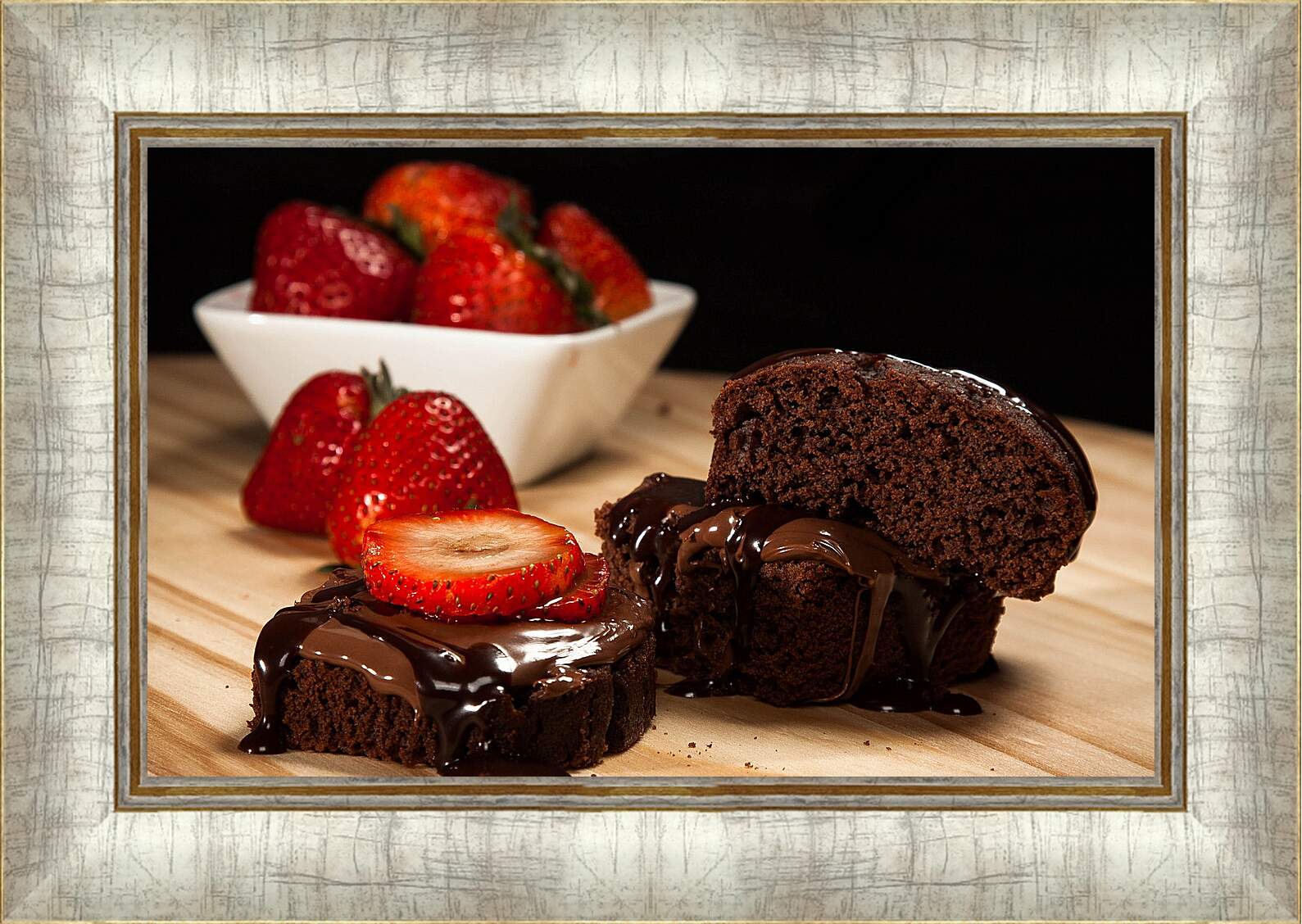 Картина в раме - Клубника и шоколадный десерт