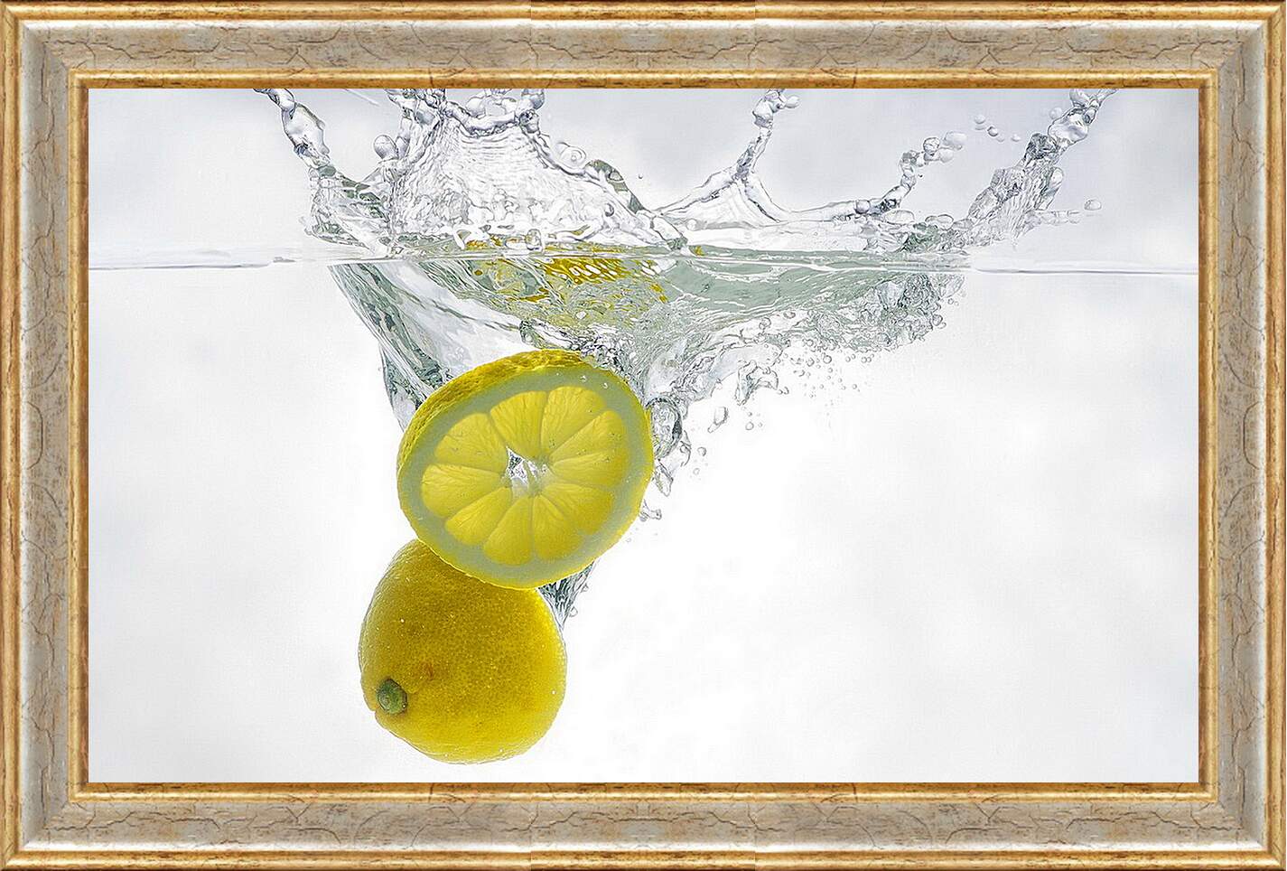 Картина в раме - Дольки лимона в воде