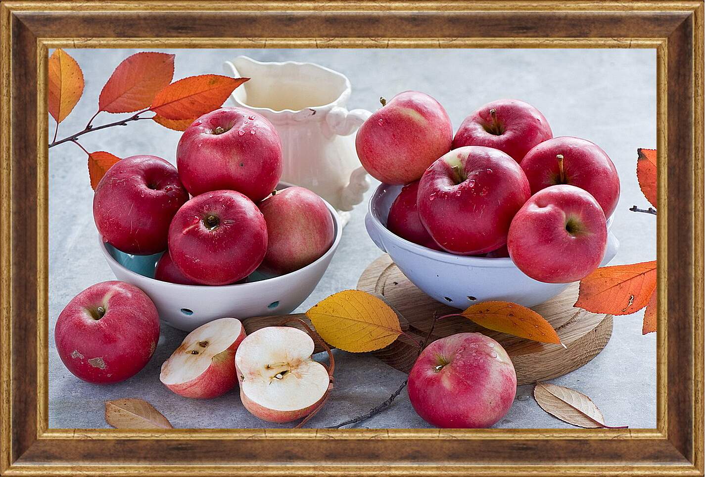 Картина в раме - Яблоки на столе и в тарелках