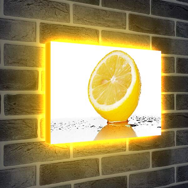 Лайтбокс световая панель - Половина лимона на зеркальном столе