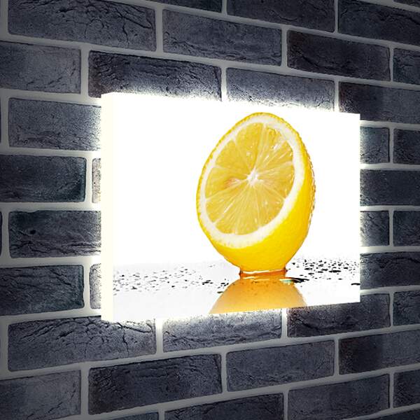 Лайтбокс световая панель - Половина лимона на зеркальном столе