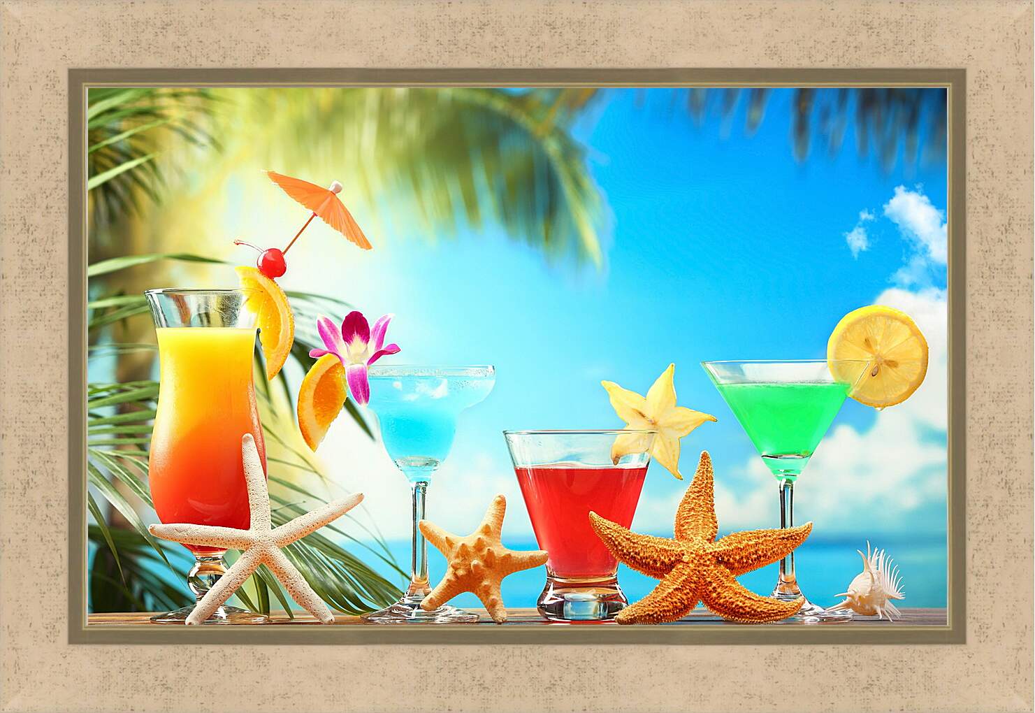 Картина в раме - Три коктейля и морские звёзды на столе