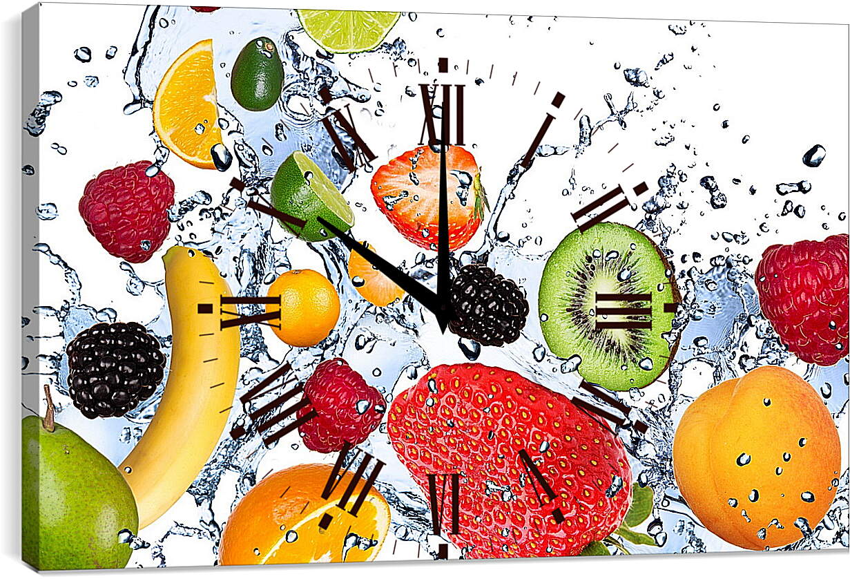 Часы картина - Целые и половинки фруктов и ягоды на фоне брызг воды