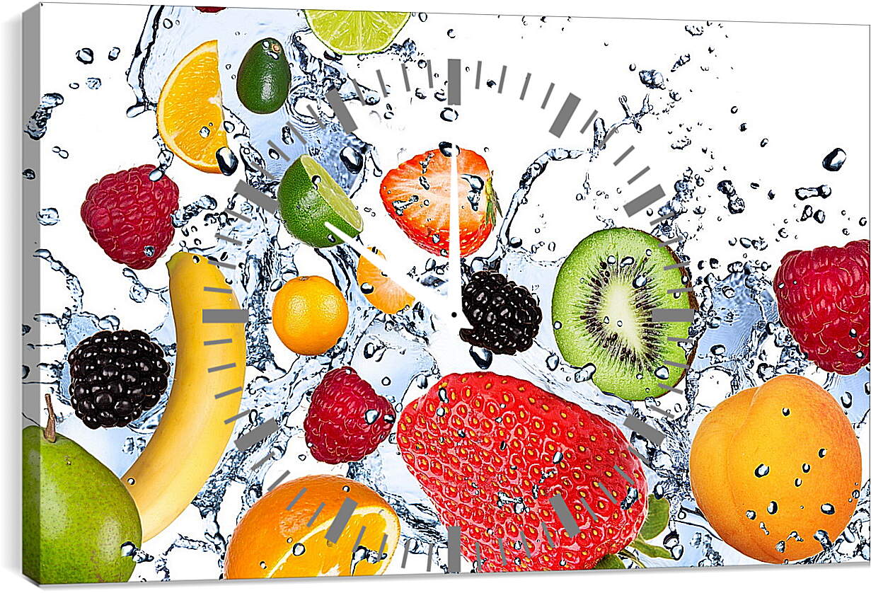Часы картина - Целые и половинки фруктов и ягоды на фоне брызг воды