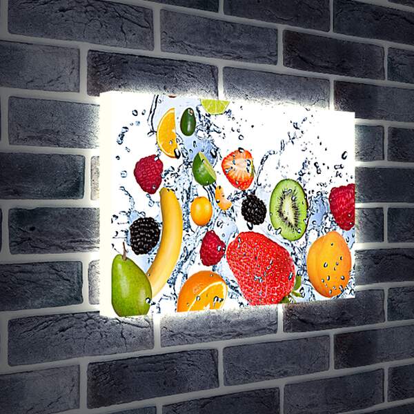 Лайтбокс световая панель - Целые и половинки фруктов и ягоды на фоне брызг воды