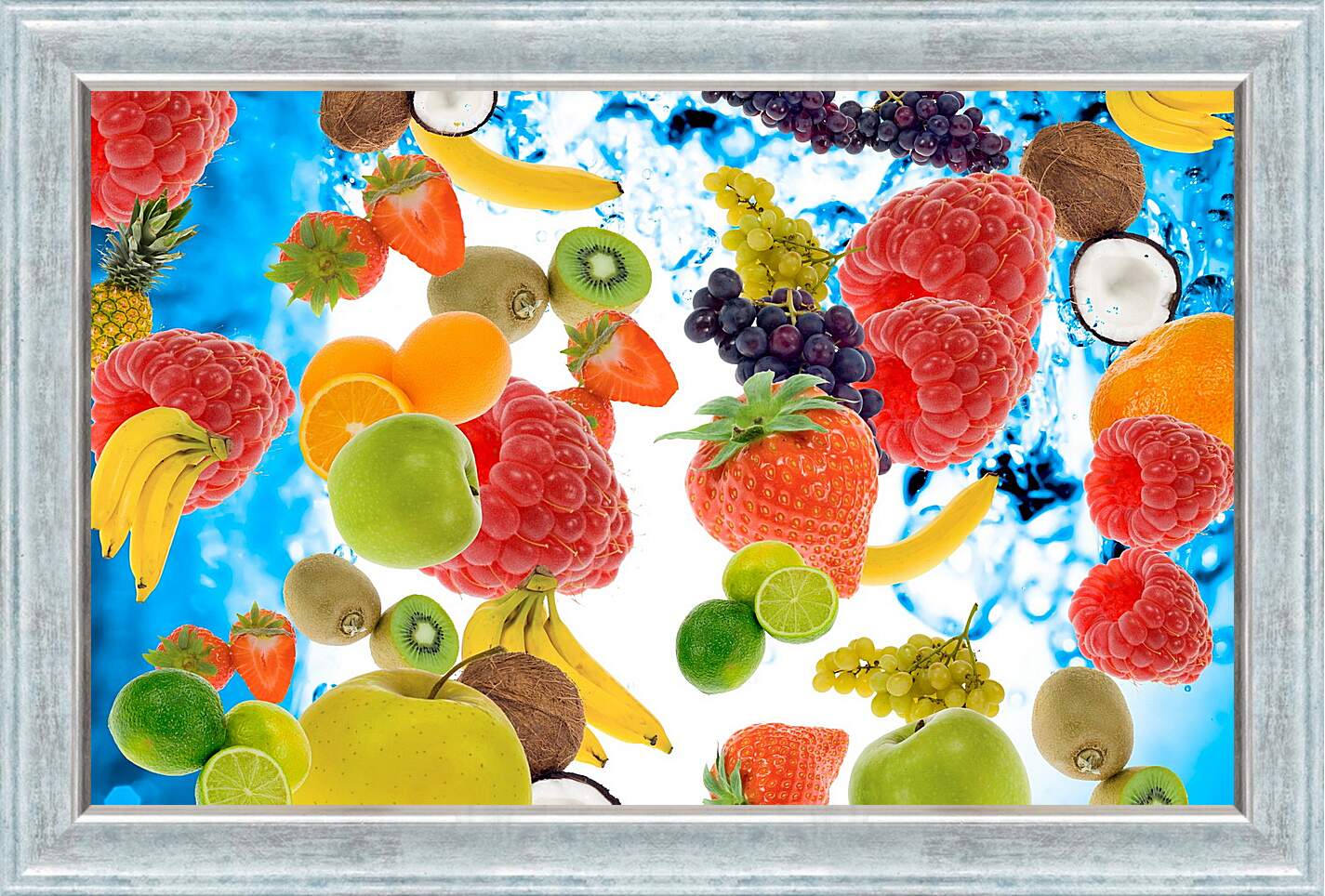 Картина в раме - Фрукты и ягоды на фоне воды