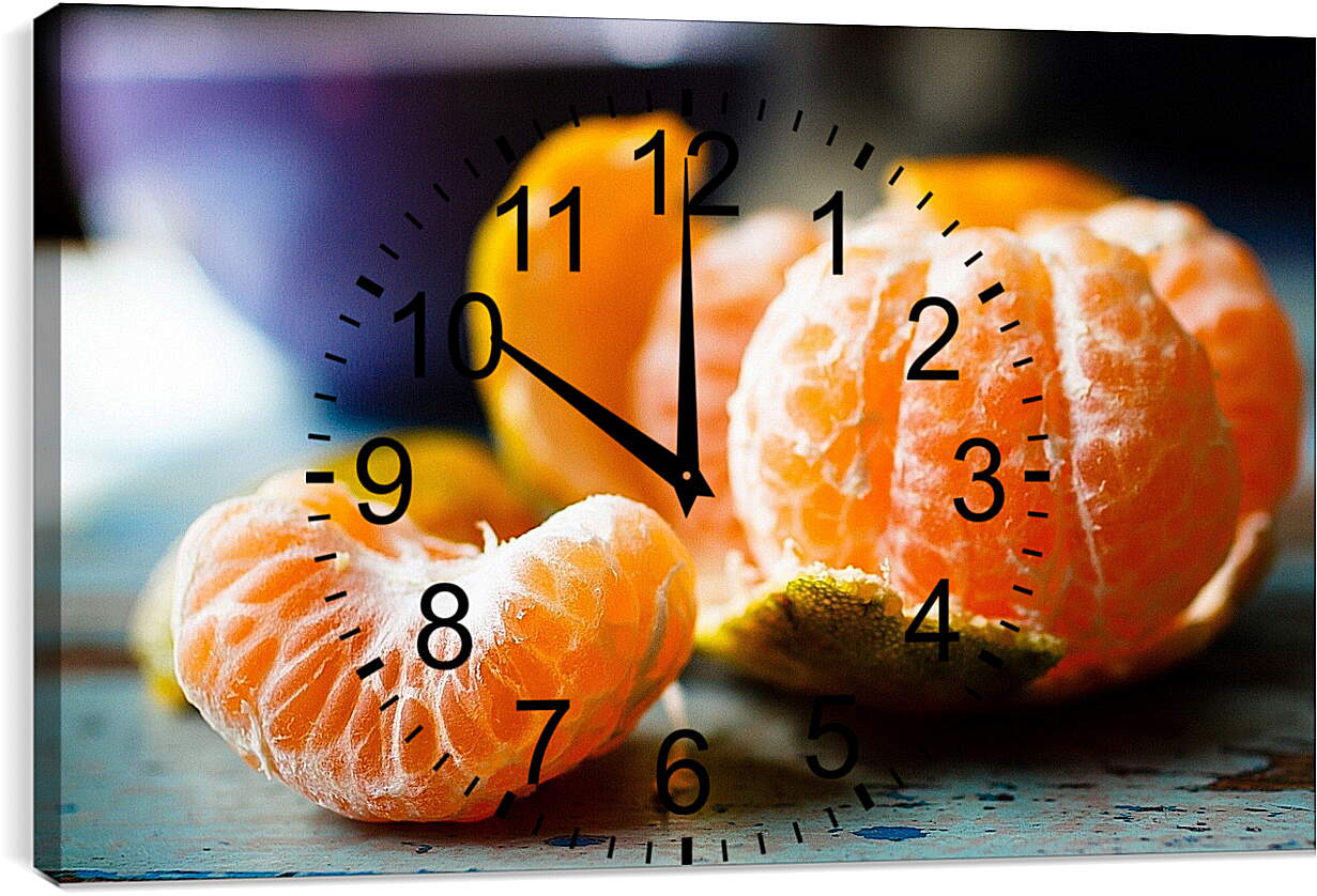 Часы картина - Шкурки и дольки мандарина на столе