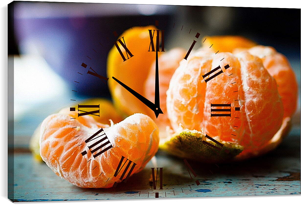 Часы картина - Шкурки и дольки мандарина на столе