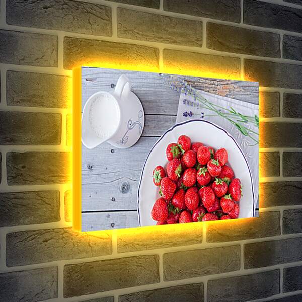 Лайтбокс световая панель - Маленький кувшин молока и клубника на тарелке