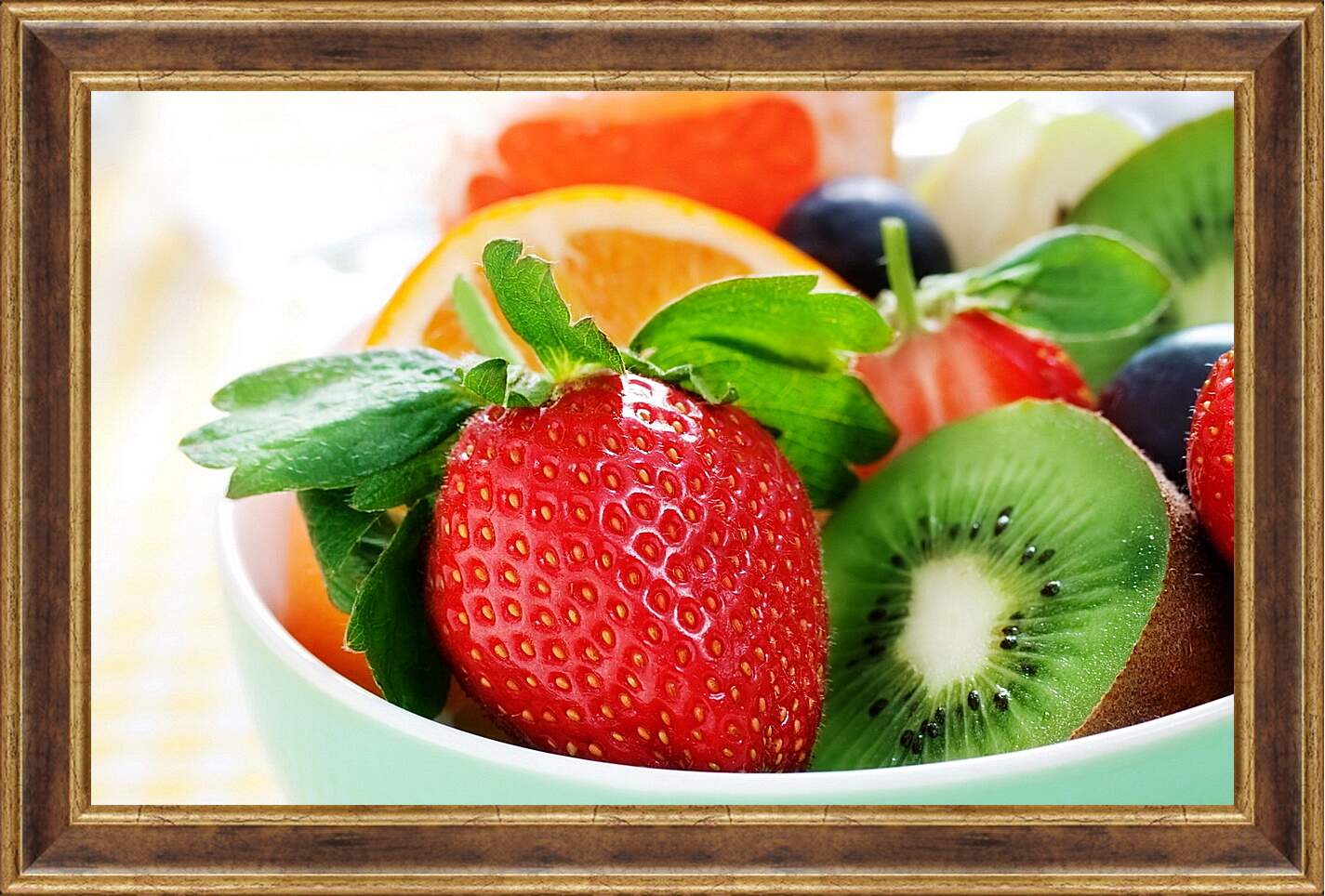 Картина в раме - Клубника, киви, апельсин и другие ягоды и фрукты