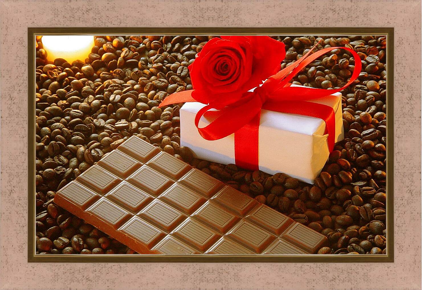 Картина в раме - Плитка шоколада на зернах кофе и подарок