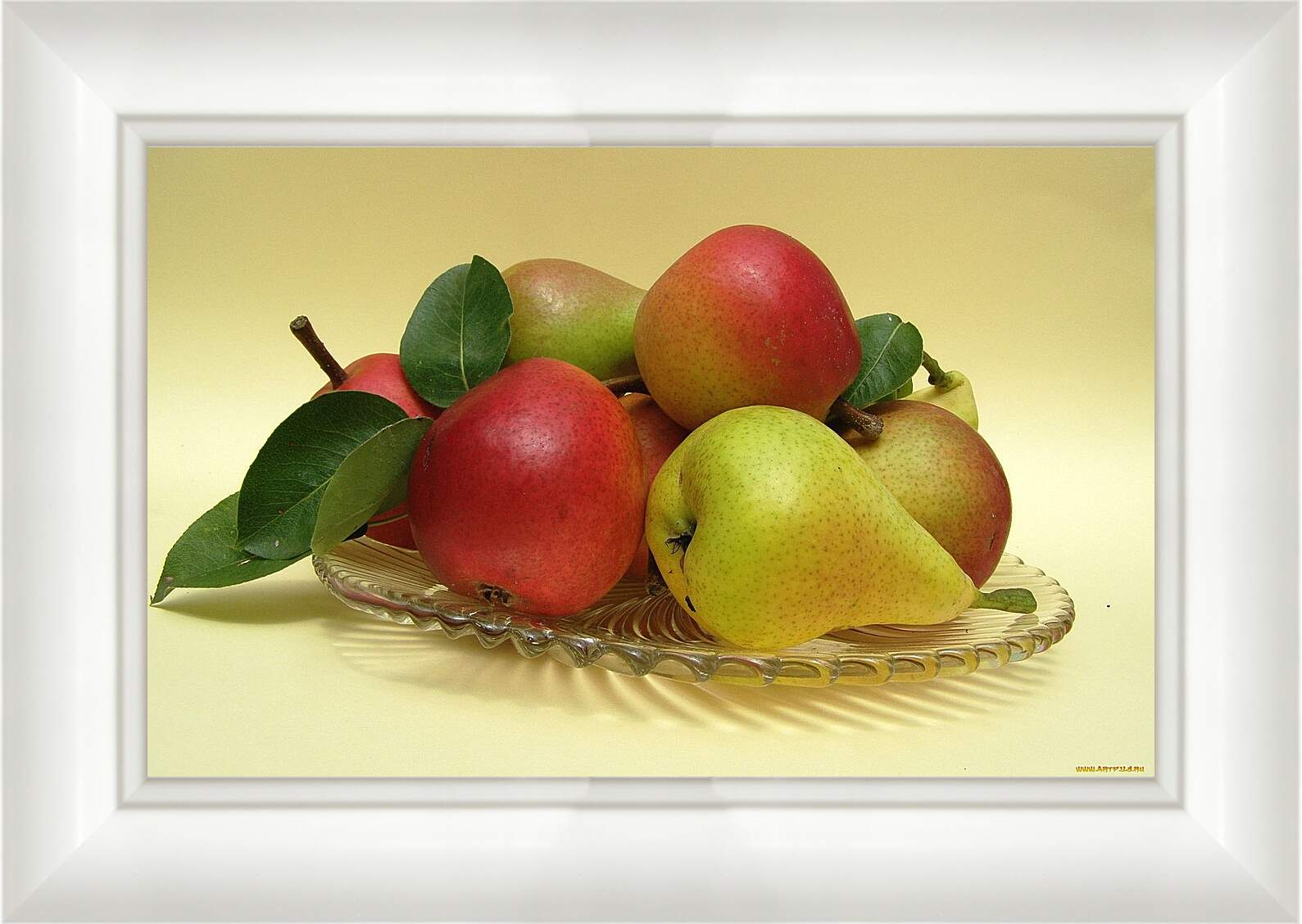 Картина в раме - Груши и яблоки на стеклянной тарелочке