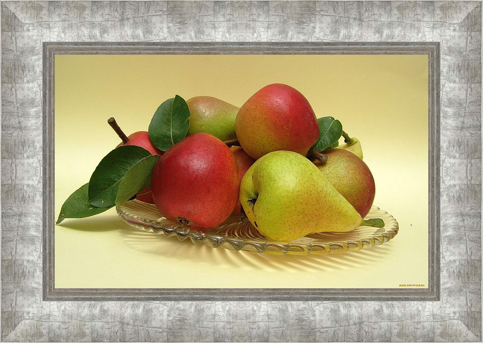 Картина в раме - Груши и яблоки на стеклянной тарелочке