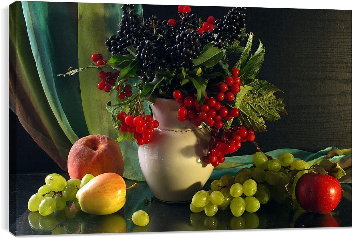 Постер и плакат - Ваза с ягодами и яблоки с виноградом на столе