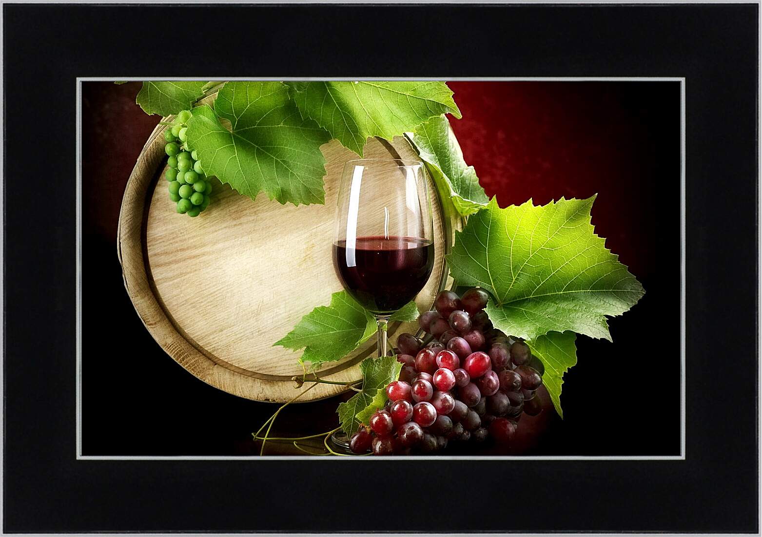 Картина в раме - Бокал вина, деревянная бочка, зелёный и красный виноград