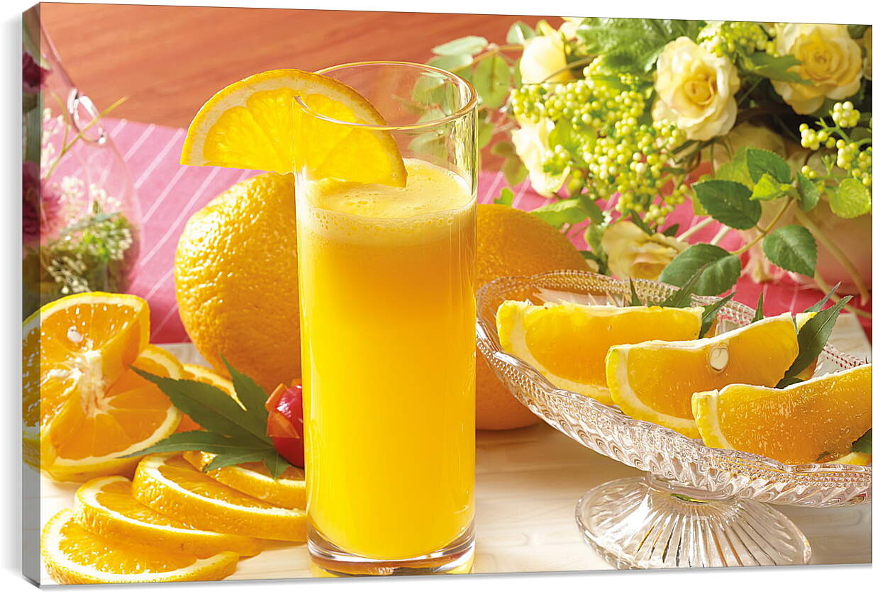 Постер и плакат - Стакан апельсинового сока, целые апельсины и дольки