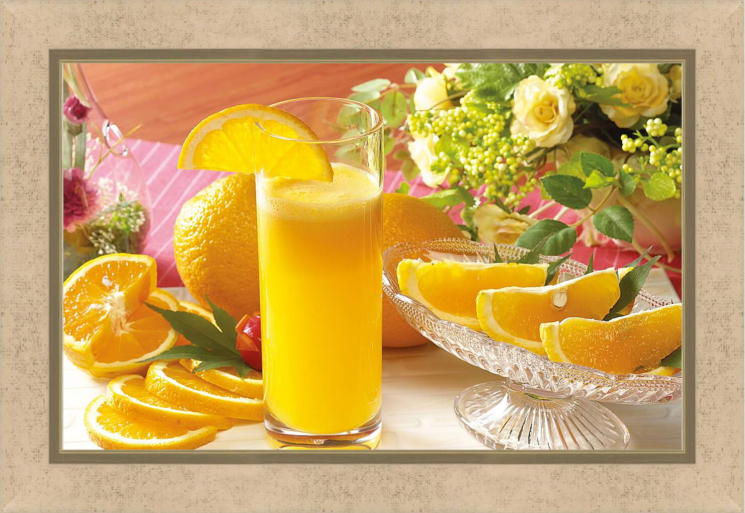 Картина в раме - Стакан апельсинового сока, целые апельсины и дольки