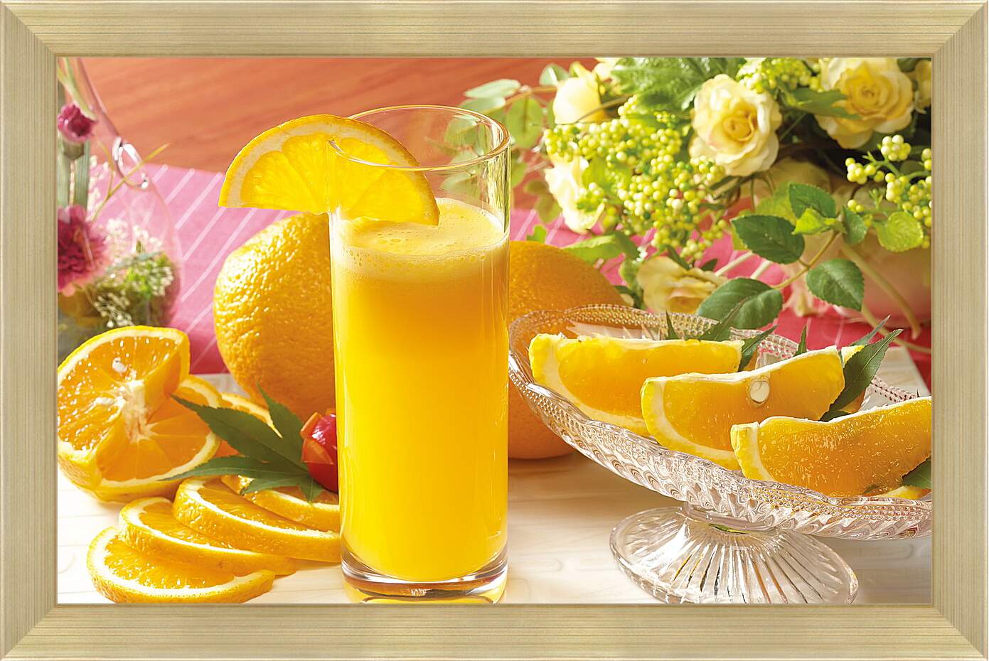 Картина в раме - Стакан апельсинового сока, целые апельсины и дольки