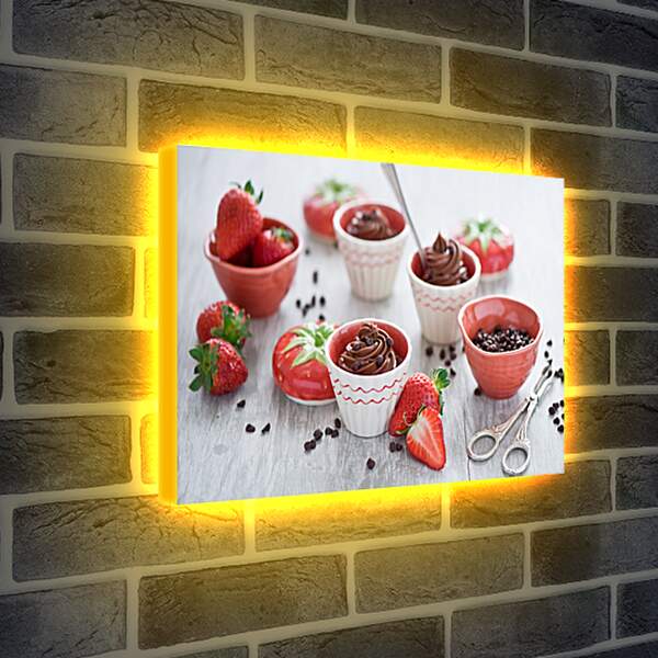 Лайтбокс световая панель - Зёрна кофе, три десерта и клубника на столе
