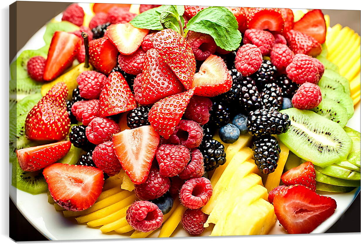 Постер и плакат - Большая тарелка ягод и фруктов