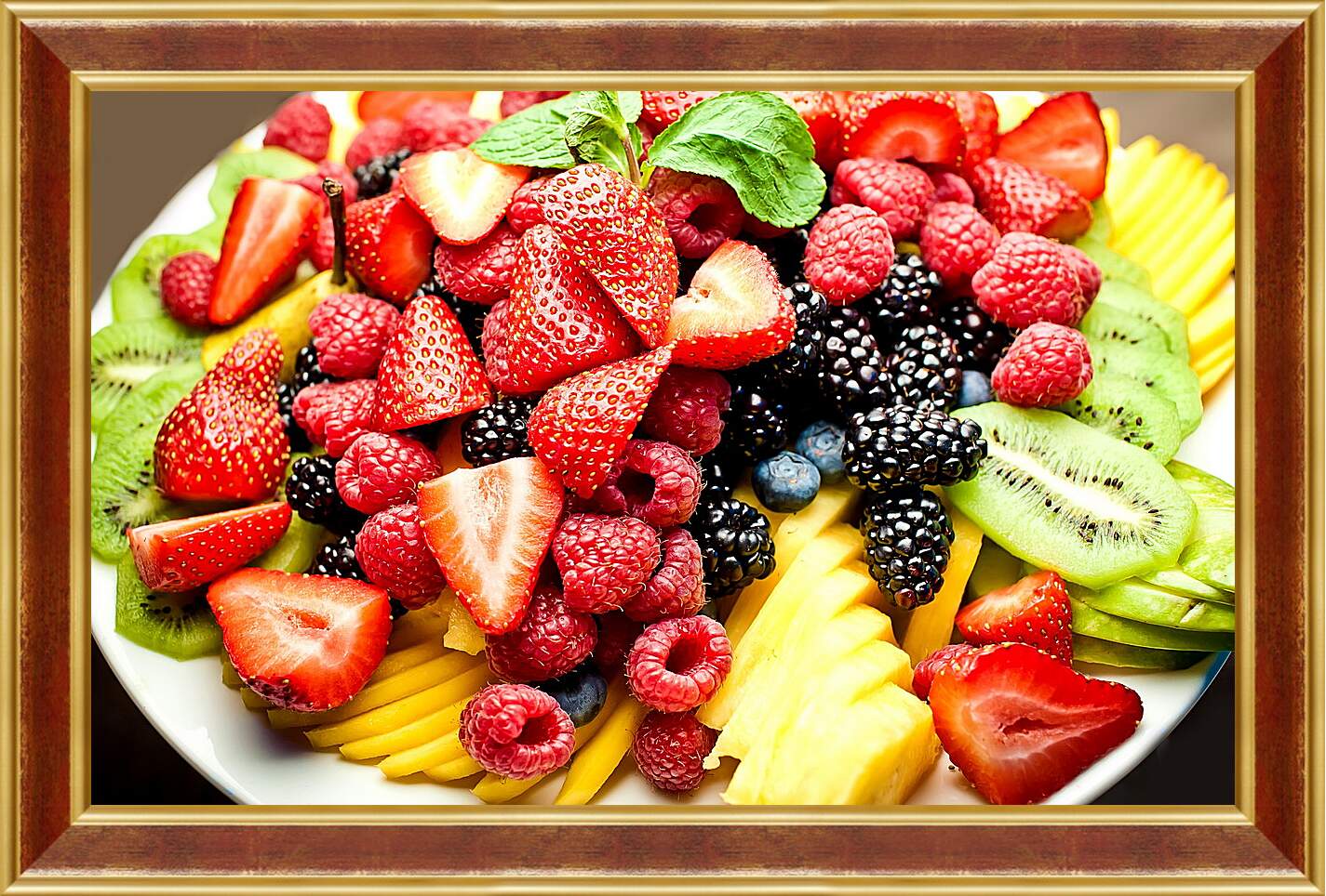 Картина в раме - Большая тарелка ягод и фруктов