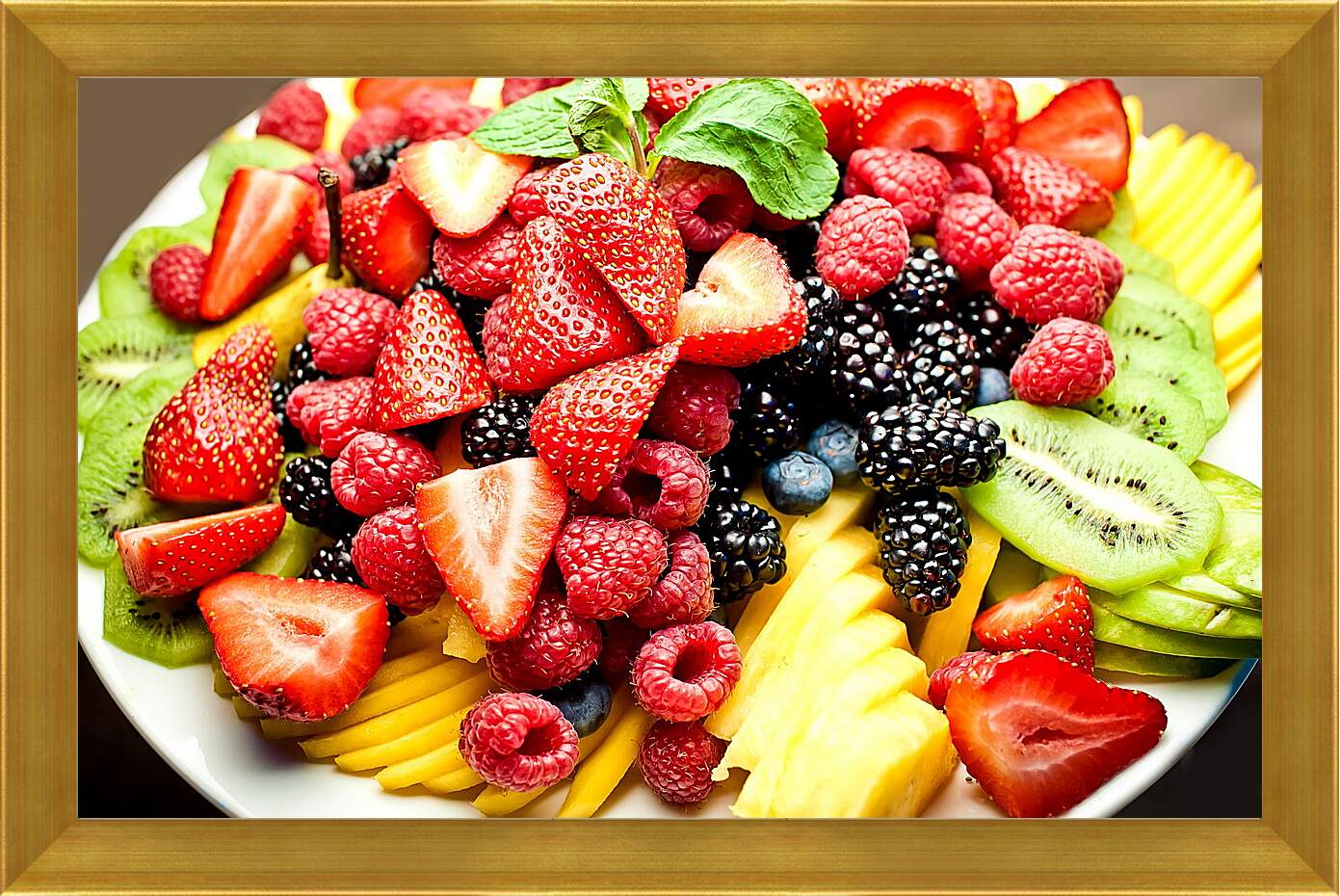 Картина в раме - Большая тарелка ягод и фруктов
