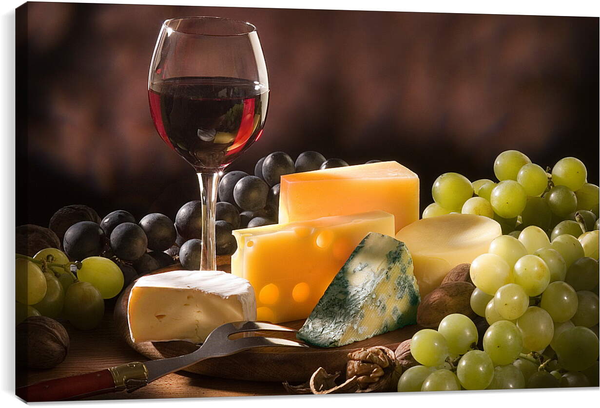 Постер и плакат - Разнообразие сыров, виноград и бокал вина