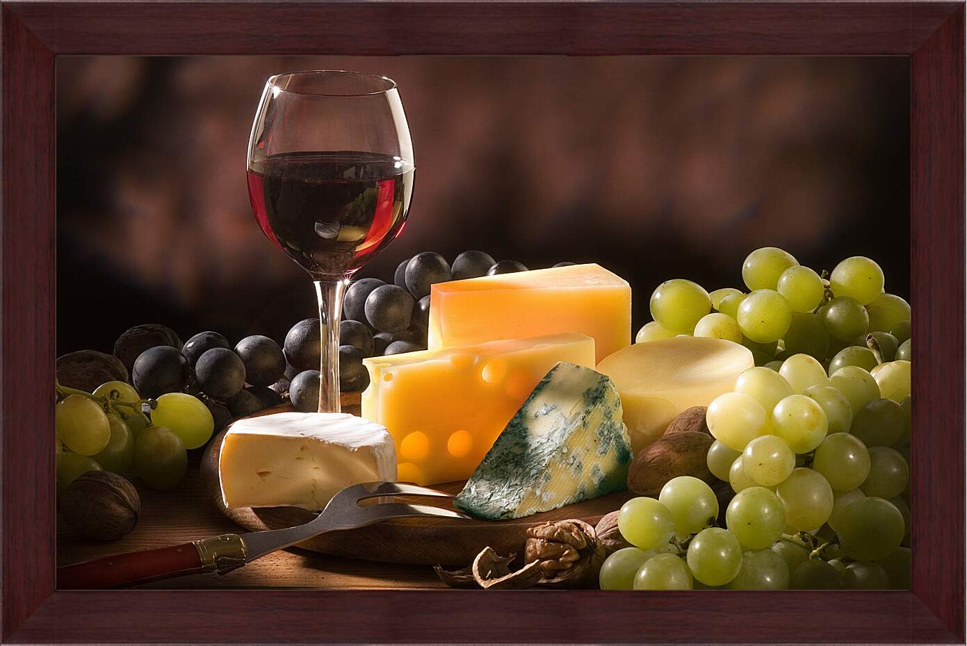 Картина в раме - Разнообразие сыров, виноград и бокал вина