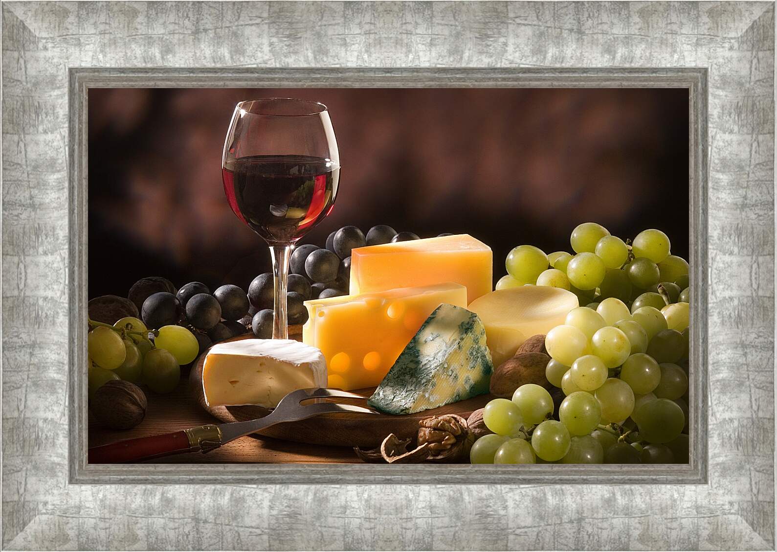 Картина в раме - Разнообразие сыров, виноград и бокал вина