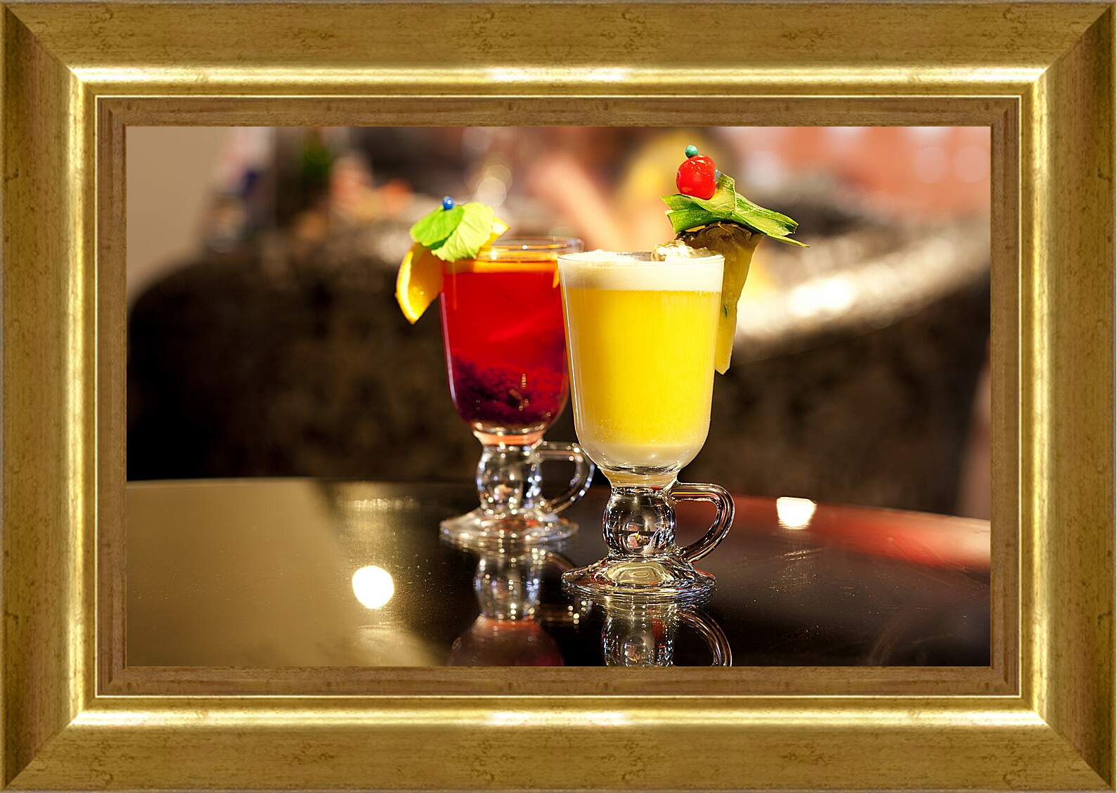 Картина в раме - Два коктейля красного и жёлтого цвета