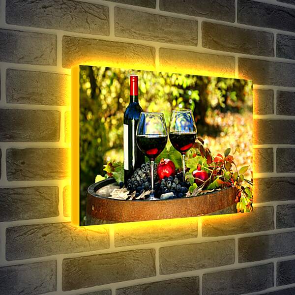 Лайтбокс световая панель - Бутылка и два бокала вина на природе