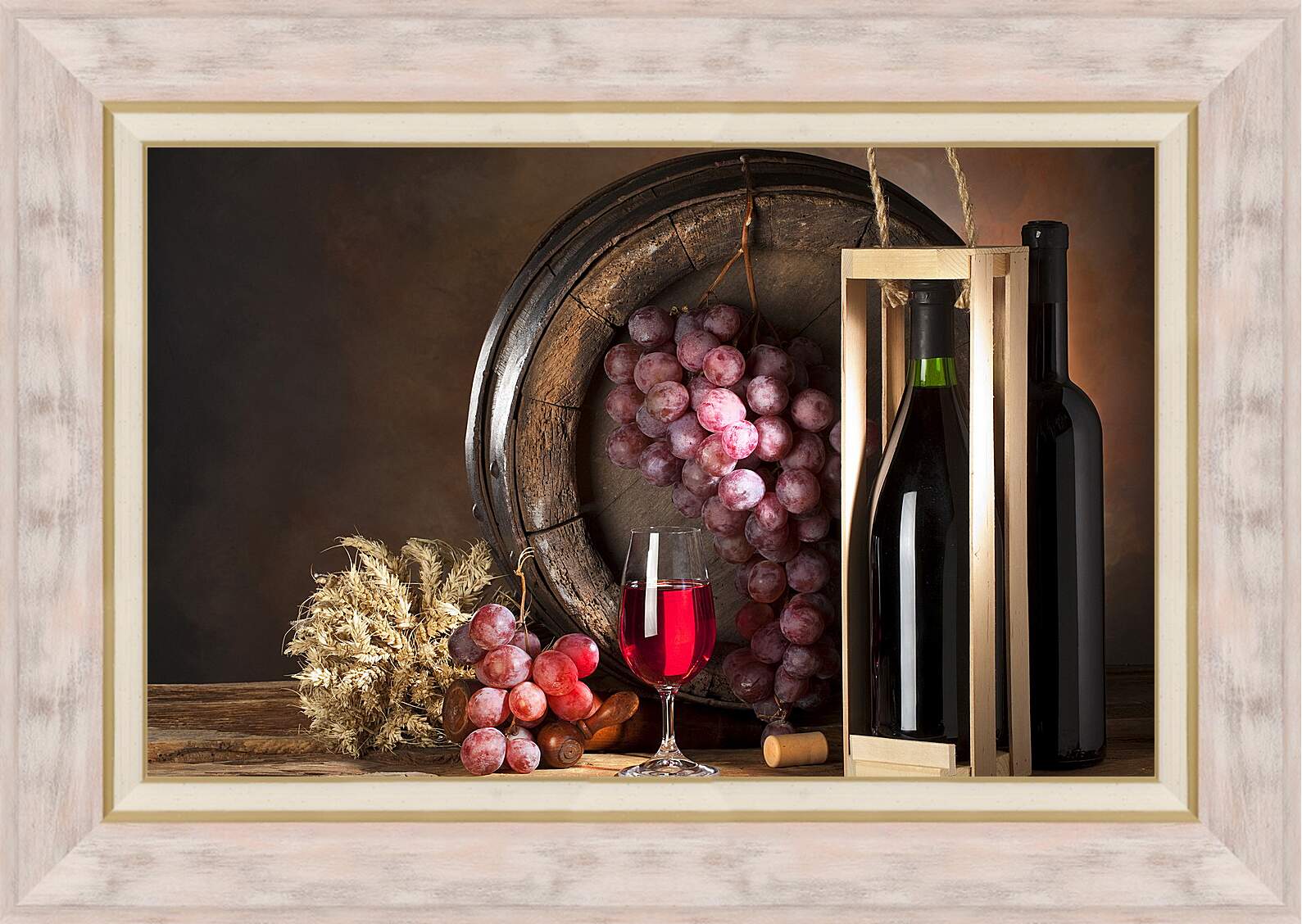 Картина в раме - Бокал вина и гроздь винограда висящая на бочке