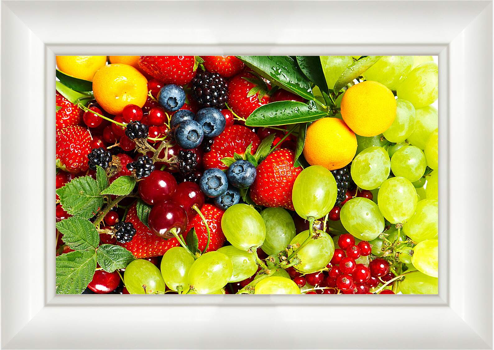 Картина в раме - Ягоды и фрукты вид сверху