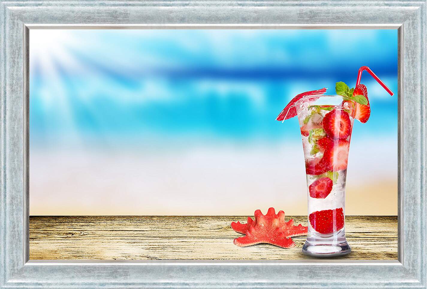 Картина в раме - Клубника в стакане со льдом