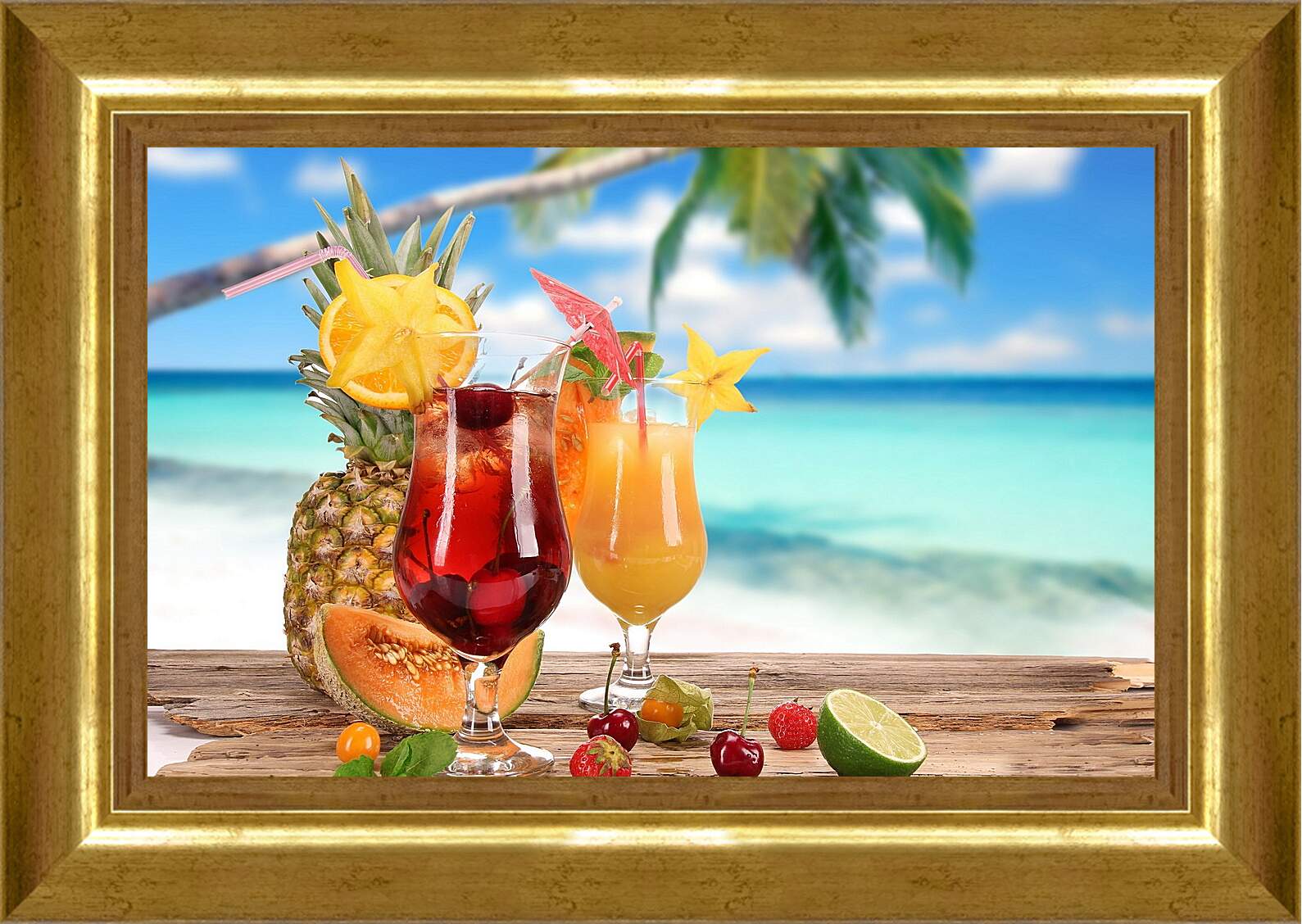 Картина в раме - Два бокала коктейля на фоне моря