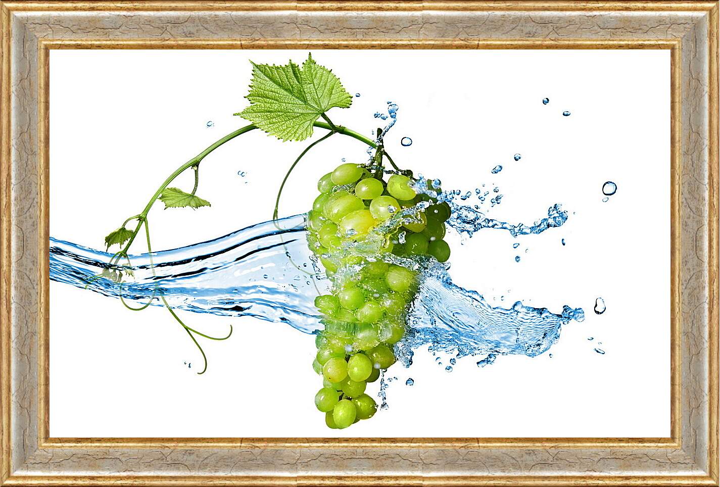 Картина в раме - Зелёный виноград омываемый водой