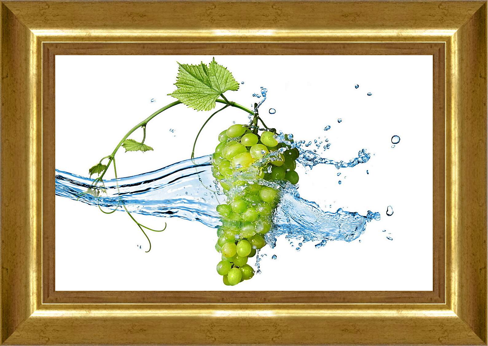 Картина в раме - Зелёный виноград омываемый водой