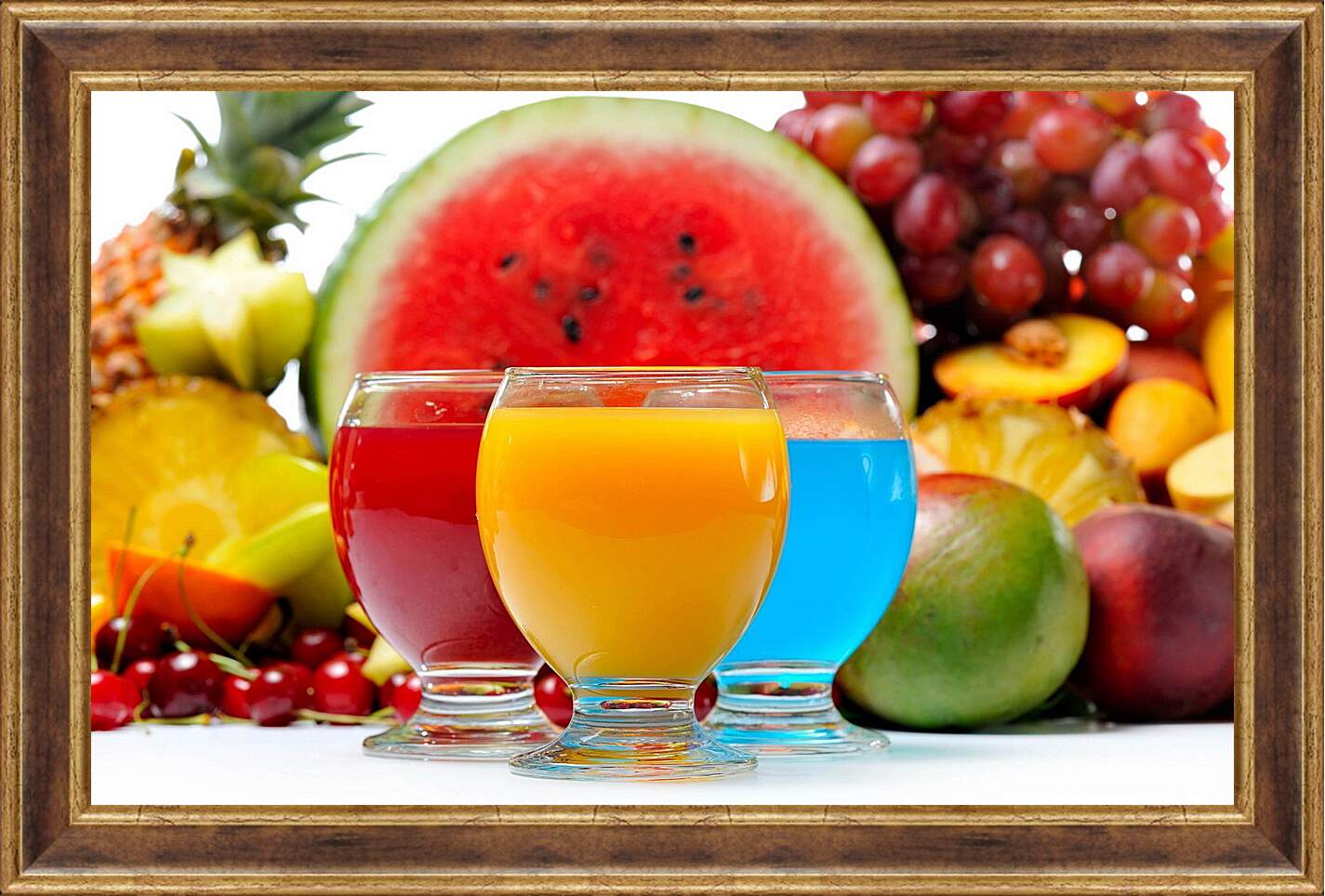 Картина в раме - Три коктейля, ягоды и фрукты