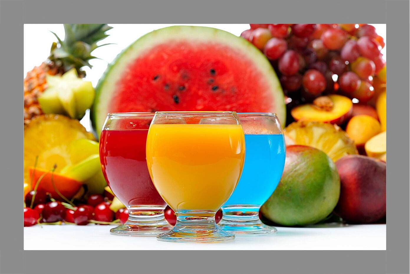 Картина в раме - Три коктейля, ягоды и фрукты