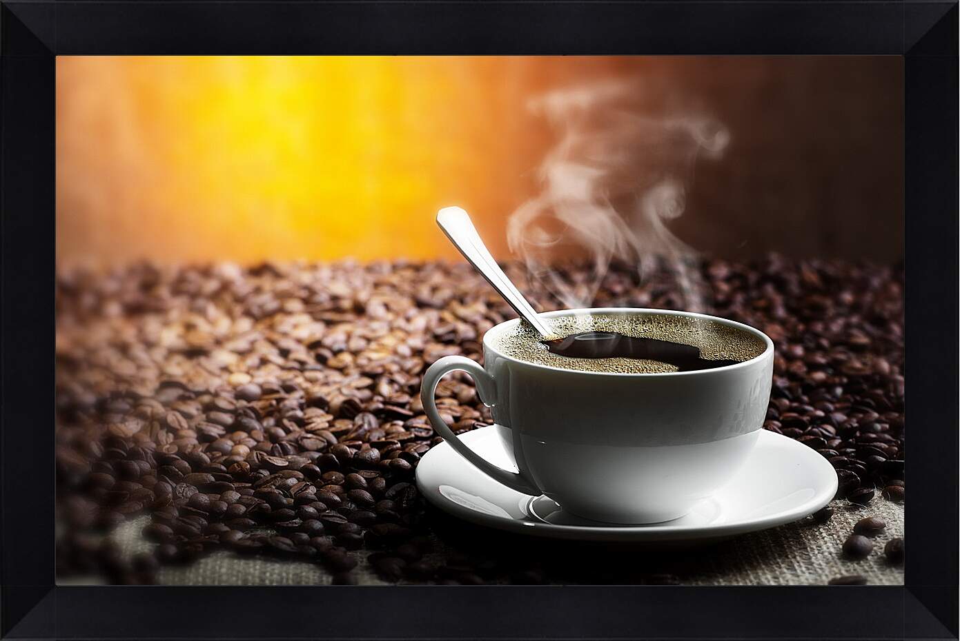 Картина в раме - Горячая чашка кофе на фоне кофейных зёрен