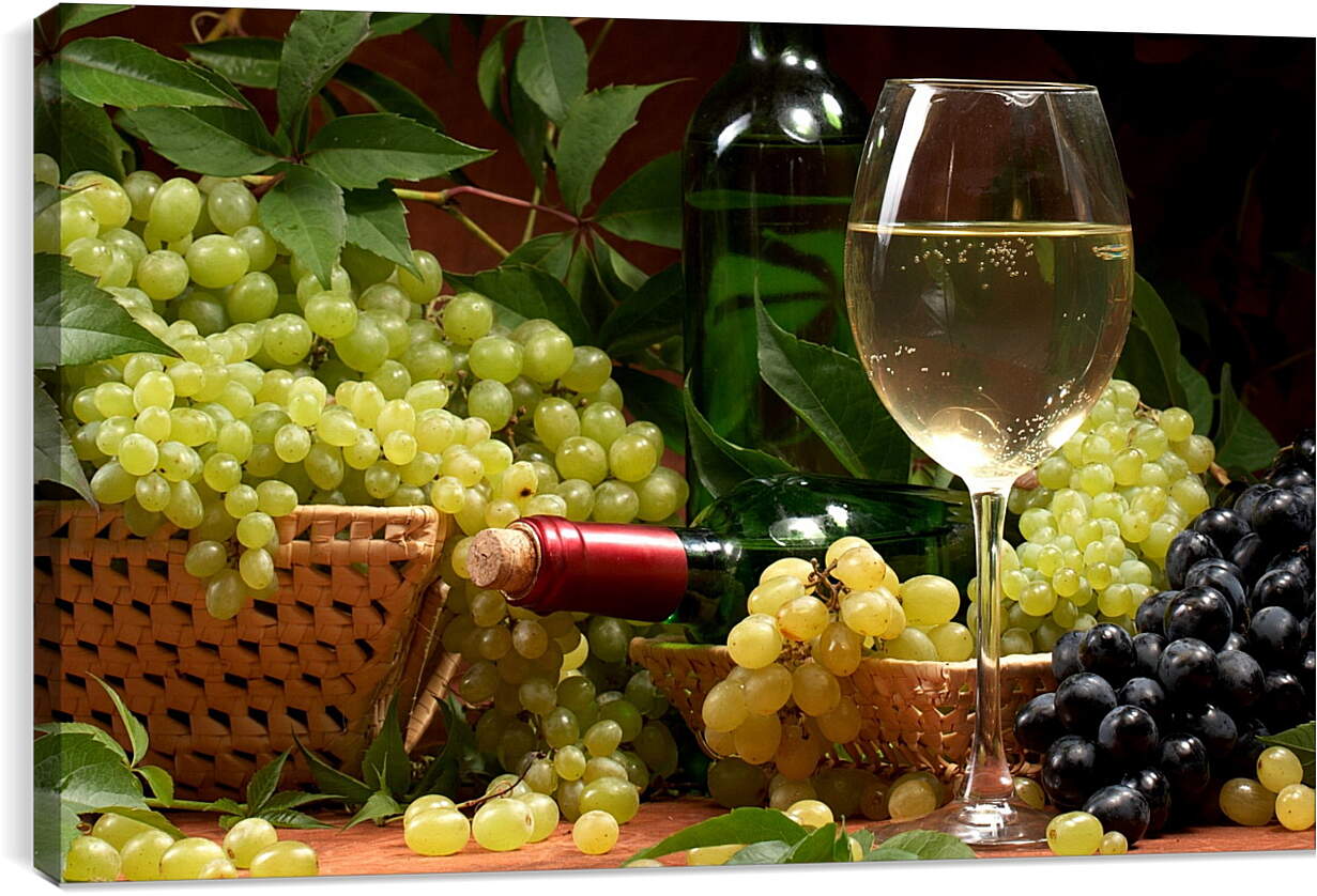 Постер и плакат - Гроздья винограда и бокал белого вина