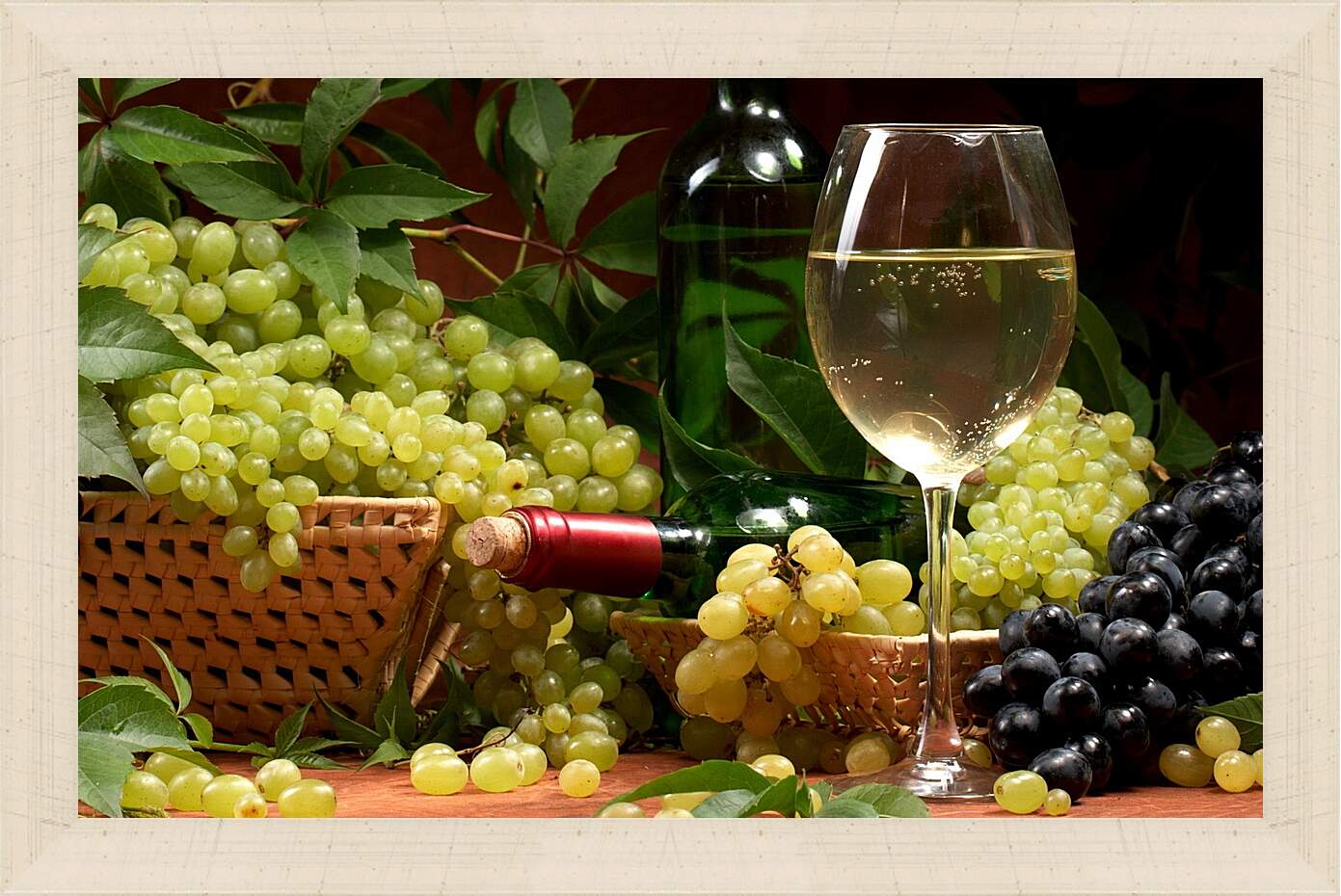 Картина в раме - Гроздья винограда и бокал белого вина