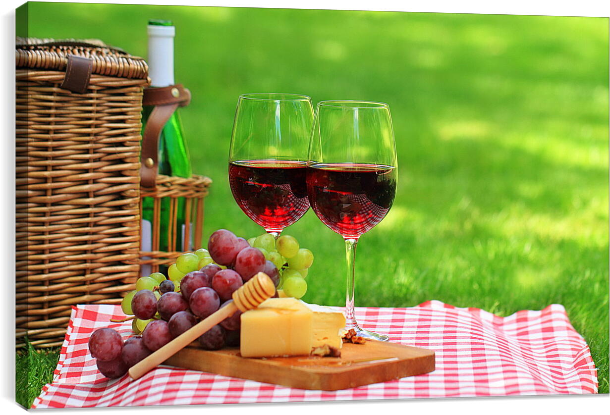 Постер и плакат - Гроздья винограда, сыр и два бокала красного вина