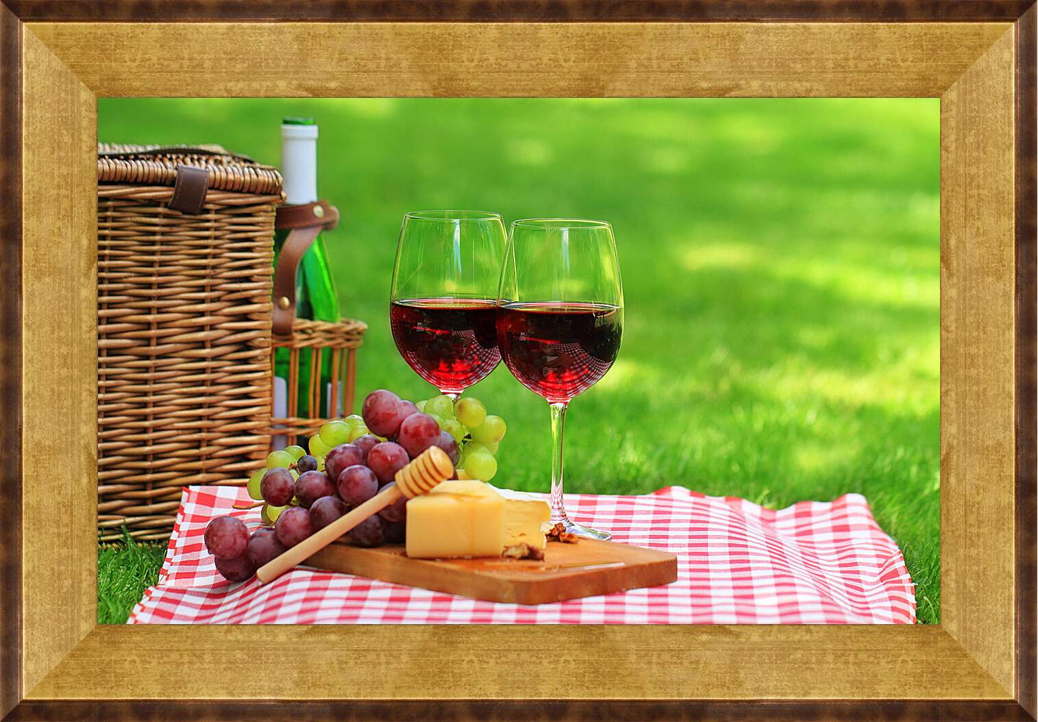 Картина в раме - Гроздья винограда, сыр и два бокала красного вина