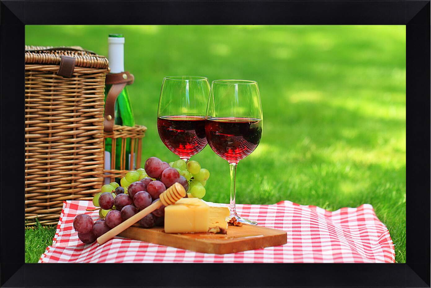Картина в раме - Гроздья винограда, сыр и два бокала красного вина