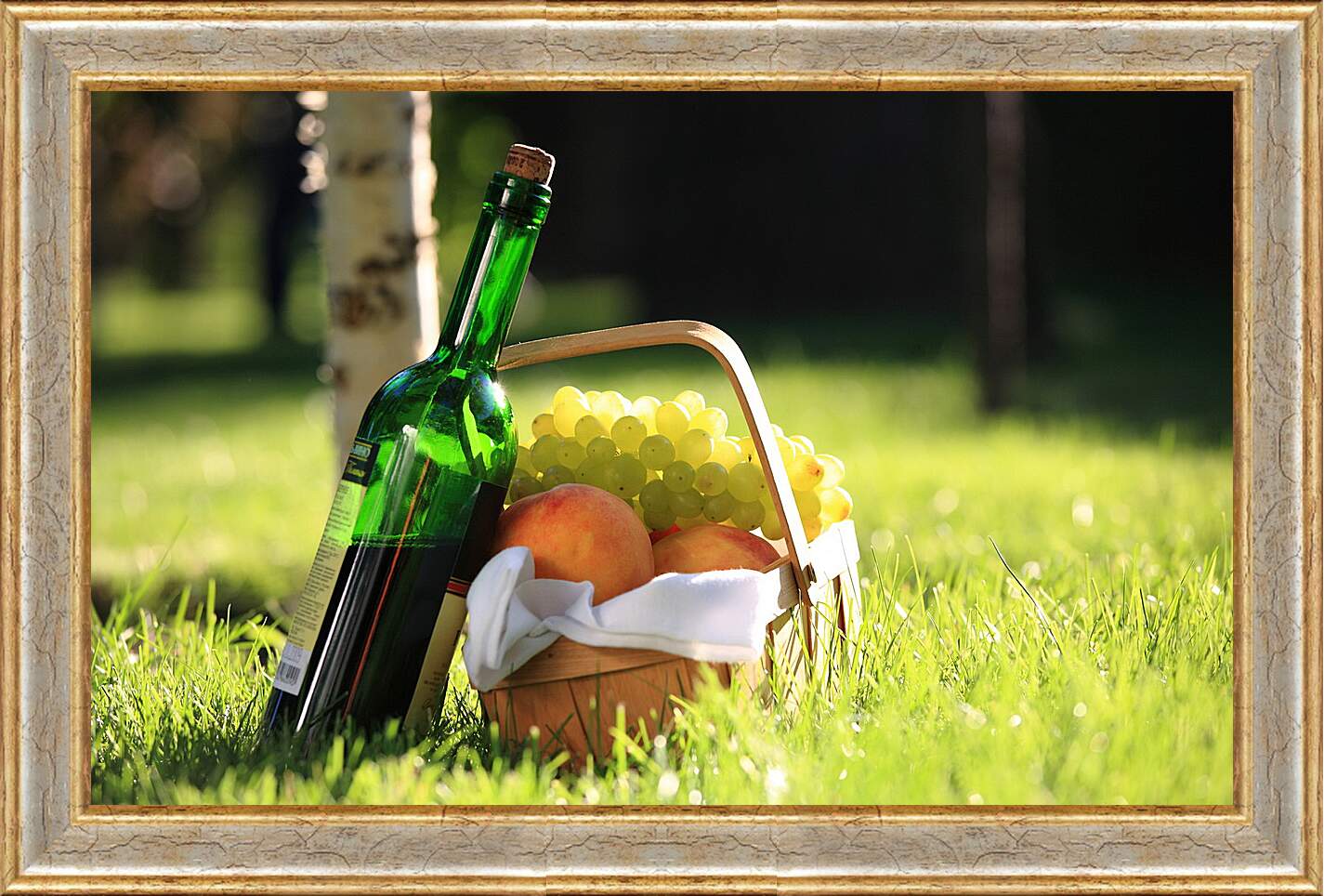 Картина в раме - Бутылка вина и фрукты на траве
