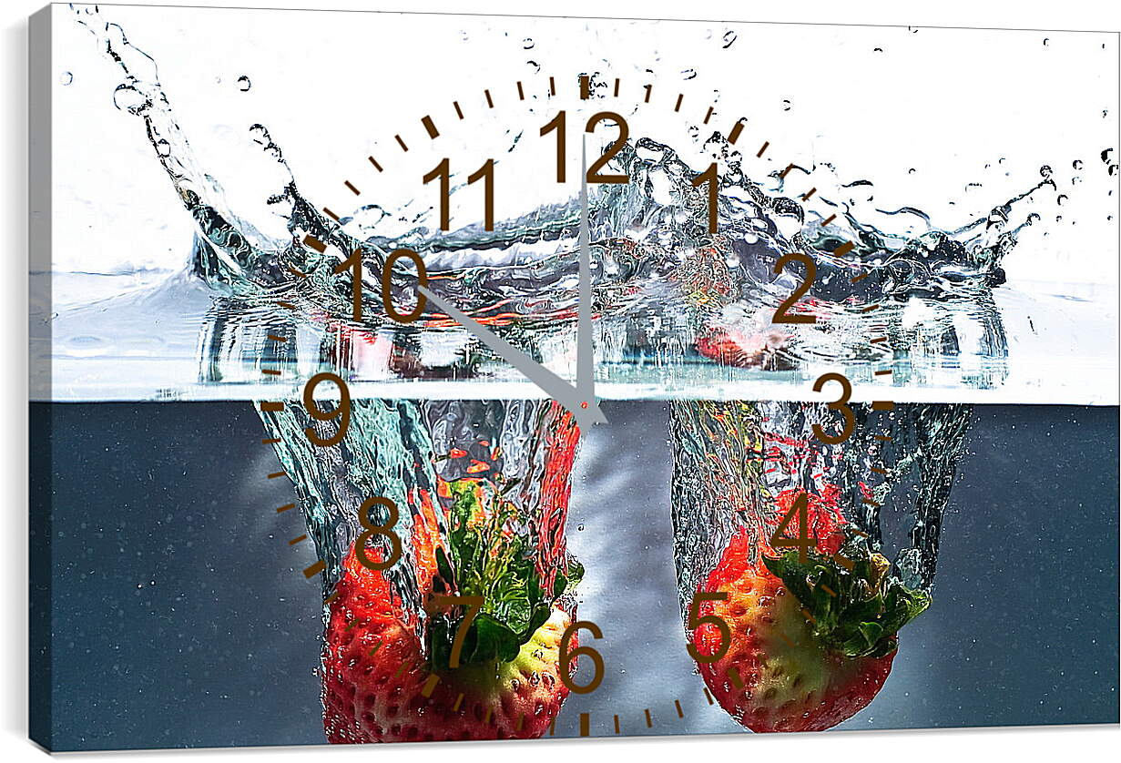 Часы картина - Две клубники под водой