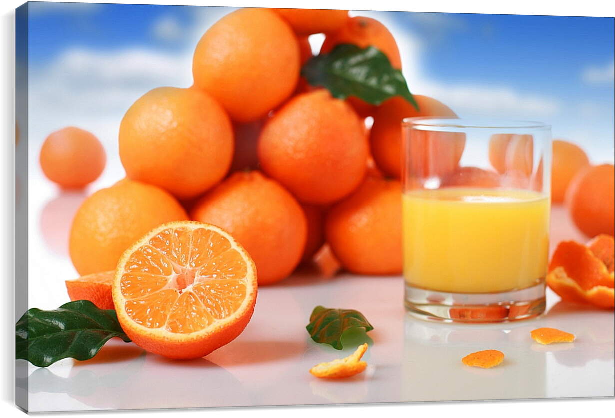Постер и плакат - Апельсиновый сок в стакане и апельсины на столе