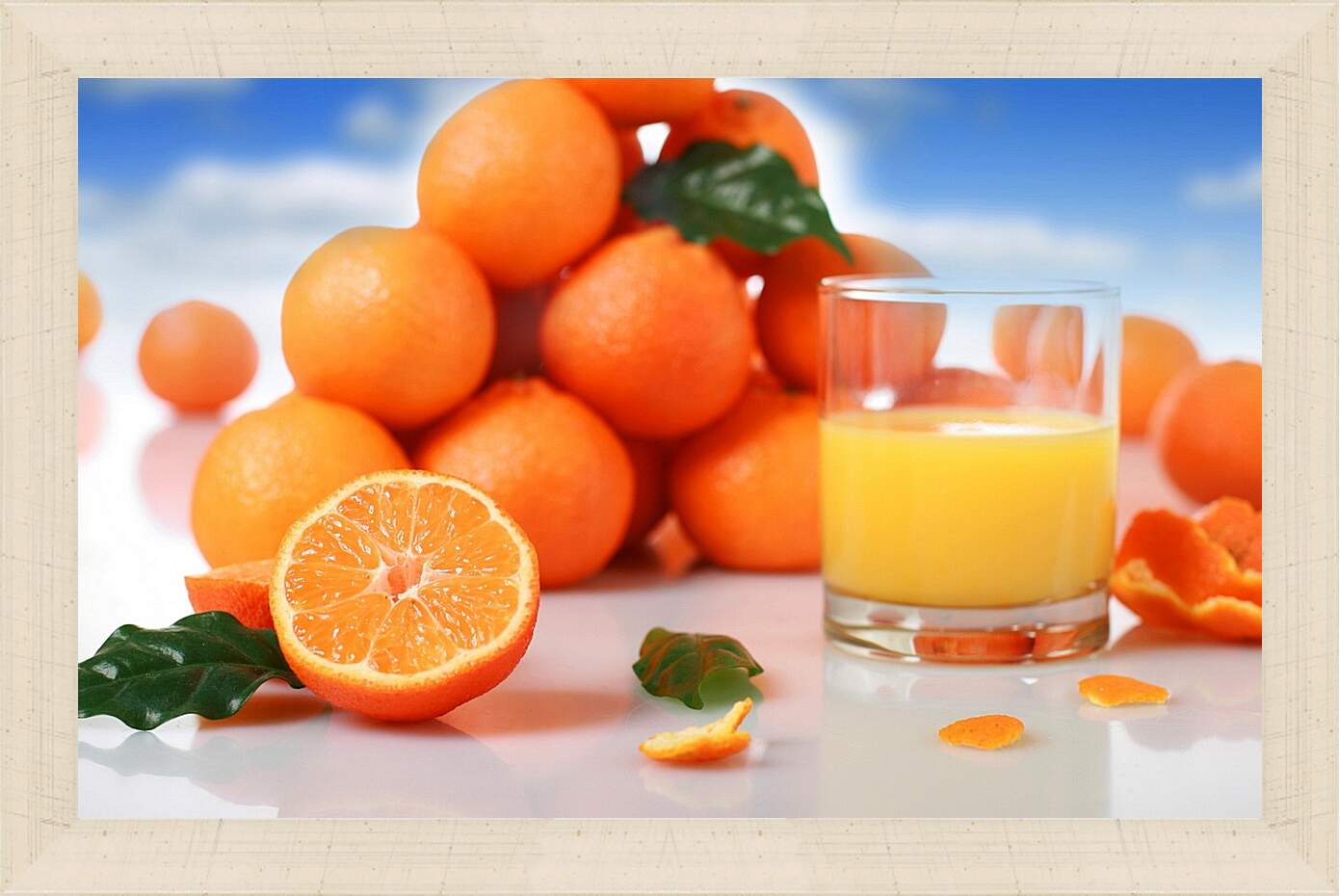 Картина в раме - Апельсиновый сок в стакане и апельсины на столе