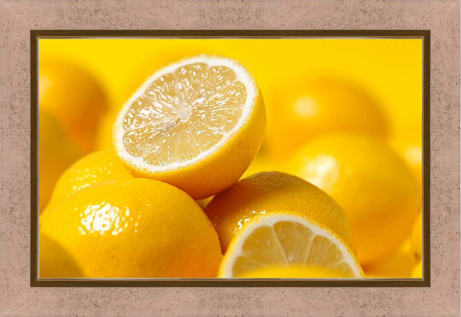 Картина в раме - Целые и половинки лимонов